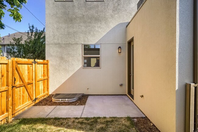 Building Photo - 3 bedroom / 3.5 bath Townhome + 2 Large Flex Spaces & Spacious Roof Top Deck!