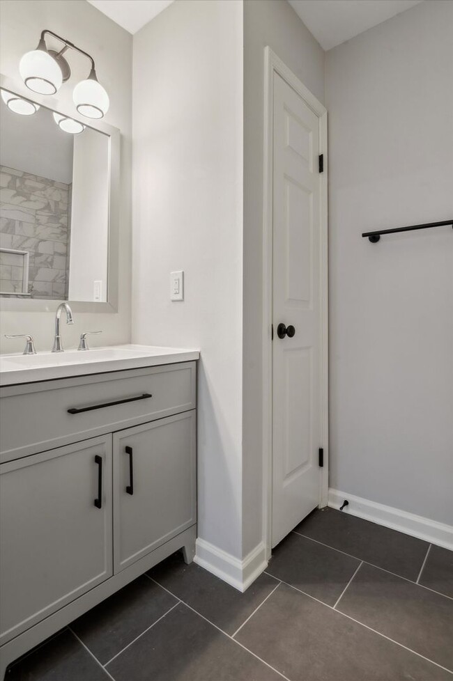 Building Photo - Fully Renovated 3B/2.5B Townhome in West C...