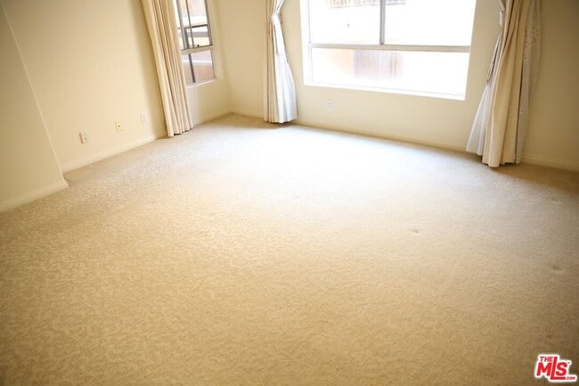 Building Photo - 4830 Elmwood Ave