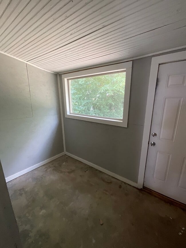Building Photo - 1 bedroom/ bath duplex