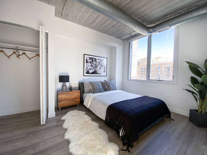 Building Photo - 753 W Sheridan Rd