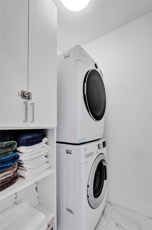 Building Photo - 1371 N Ocean Blvd