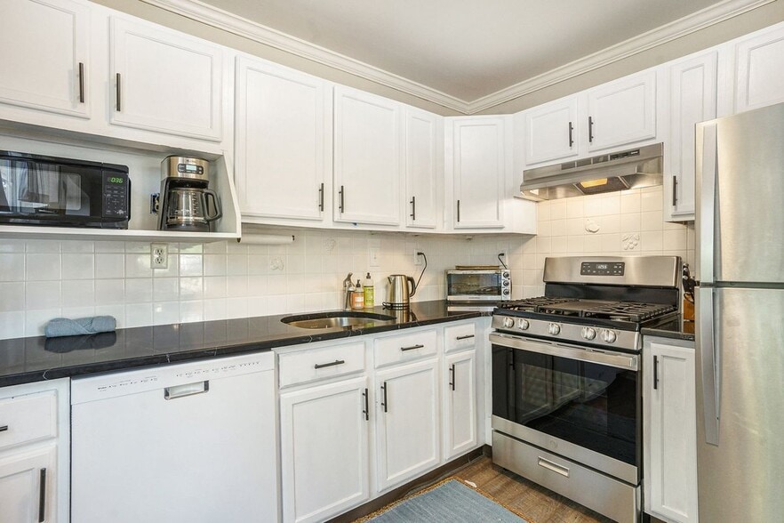 Building Photo - 5905 Drawbridge Ct