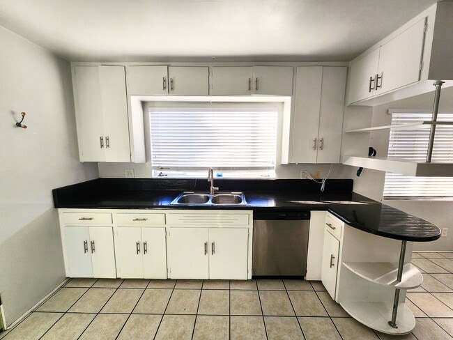 Building Photo - 414 Phillips Dr