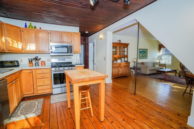 Building Photo - 10 Carriage House Ln