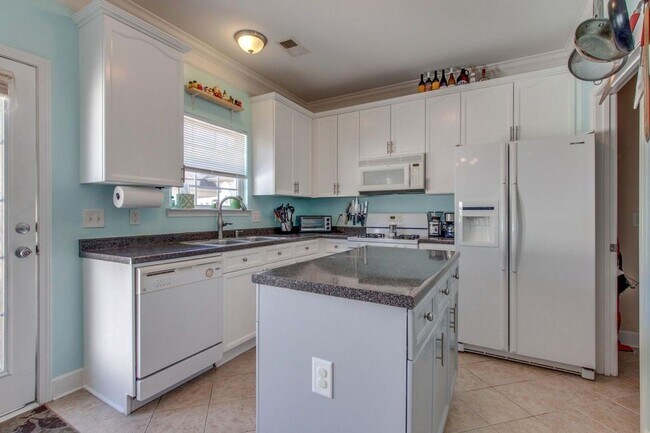 Building Photo - Spacious 3BR/2.5BA Duplex in South Nashville | Pet Friendly | Prime 37211 Location Near Dining & ...