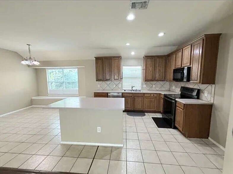Building Photo - 13645 Valley Mills Dr