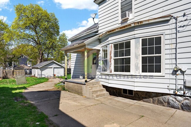 Building Photo - 851 Worden St SE