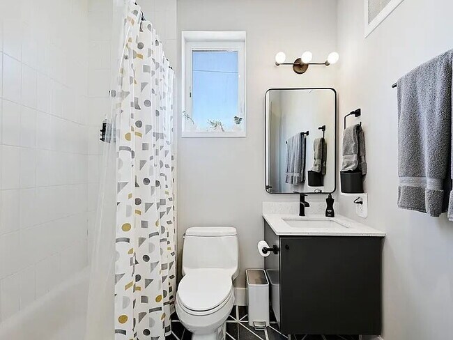Building Photo - "Chic 2-Bed Gem in Vibrant East Austin Locale – Welcome Home!"