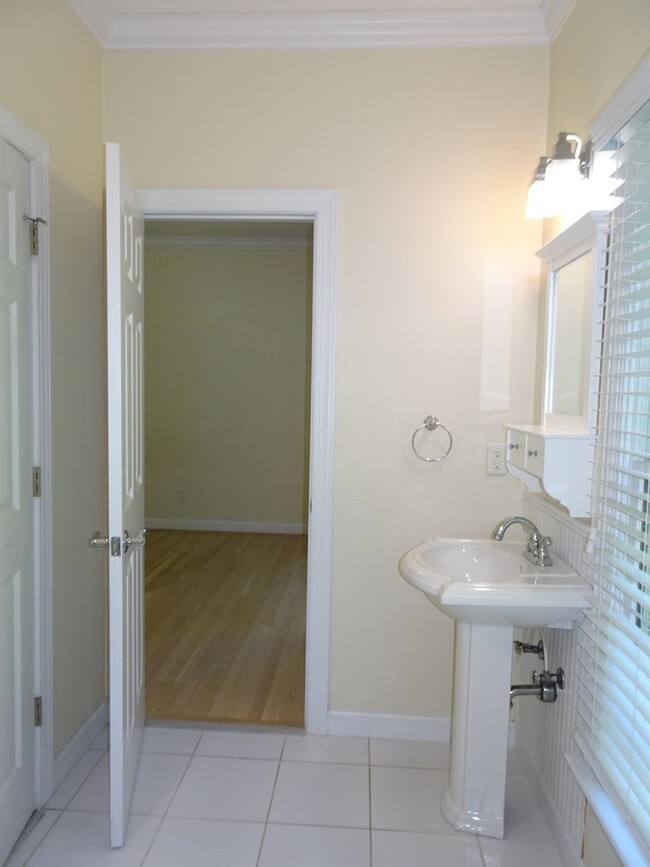 Building Photo - 4 Bedroom 3.5 bathroom Rental Home in Ford...