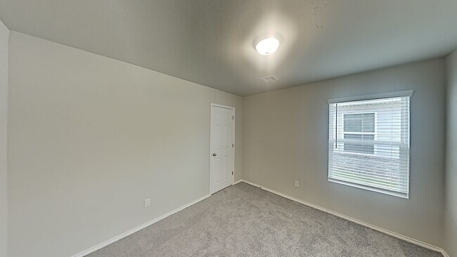 Building Photo - Very Nice 4 Bedroom 2 Bath Home in Yukon S...