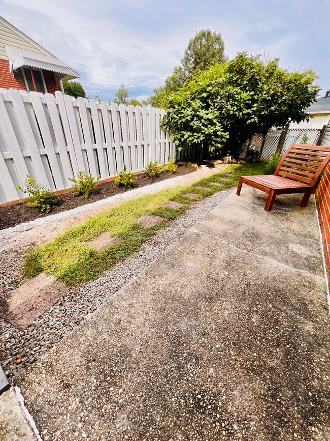 Building Photo - 7441 Convair Dr