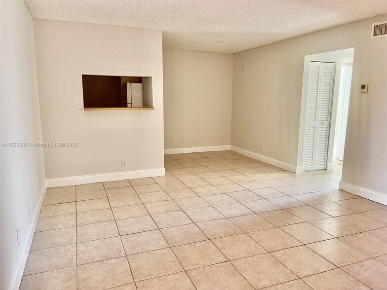 Building Photo - 2624 Riverside Dr