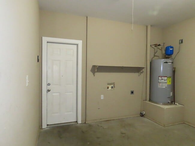 Building Photo - Beautiful 3 Bedroom, 2 Bath Duplex in Lindale!  Coming Soon!