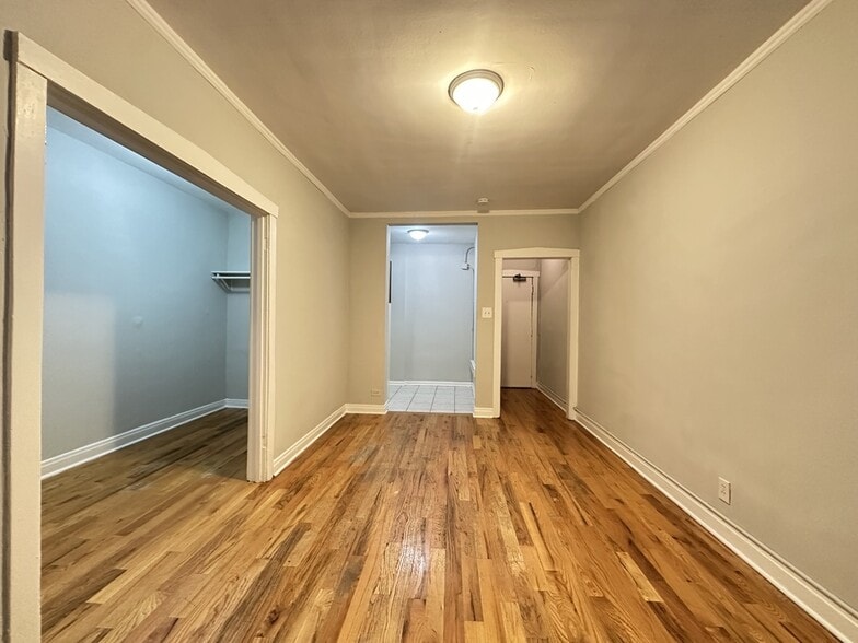 Building Photo - 516 W Melrose St