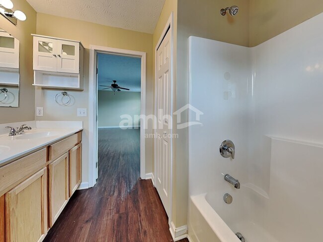 Building Photo - 45 Haverstraw Pl