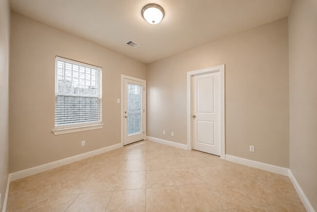 Building Photo - 1616 Live Oak St