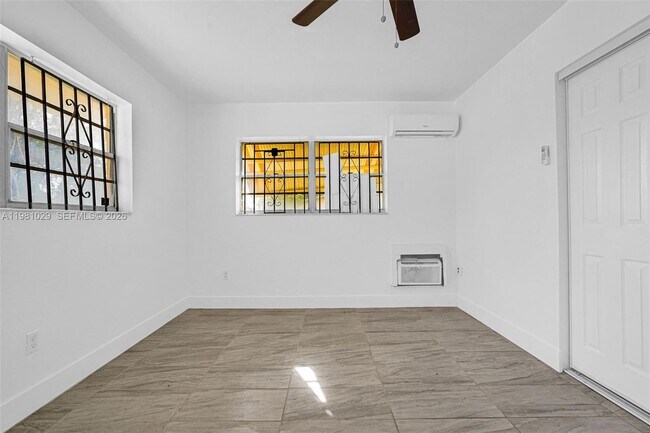 Building Photo - 14600 NE 14th Ave