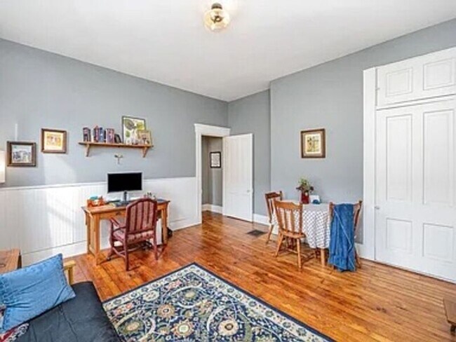 Building Photo - 907 Columbia St