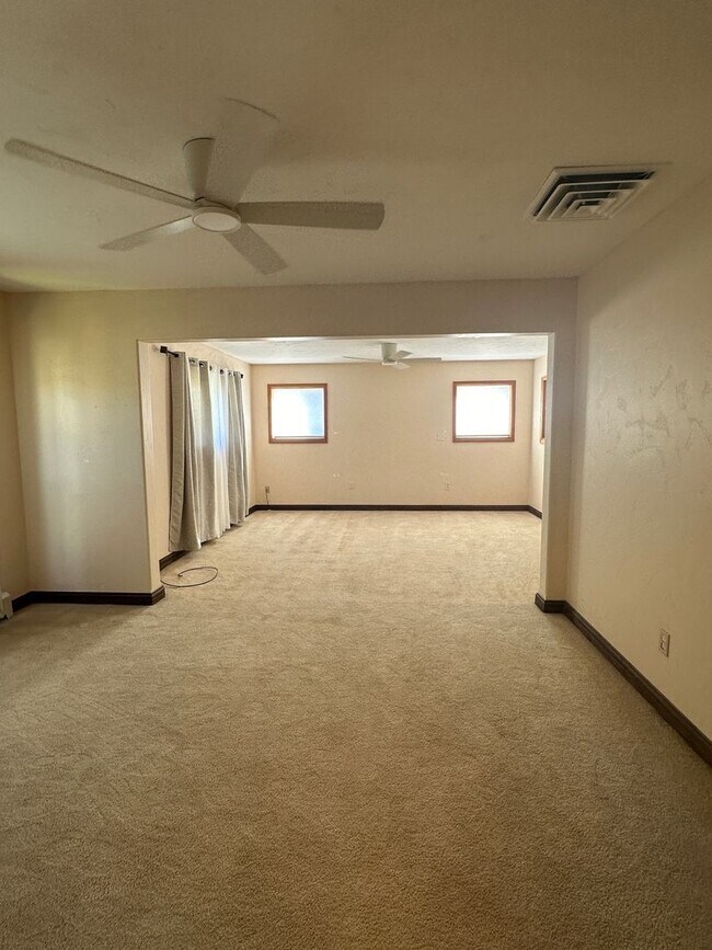 Building Photo - 850 Mountain View Dr