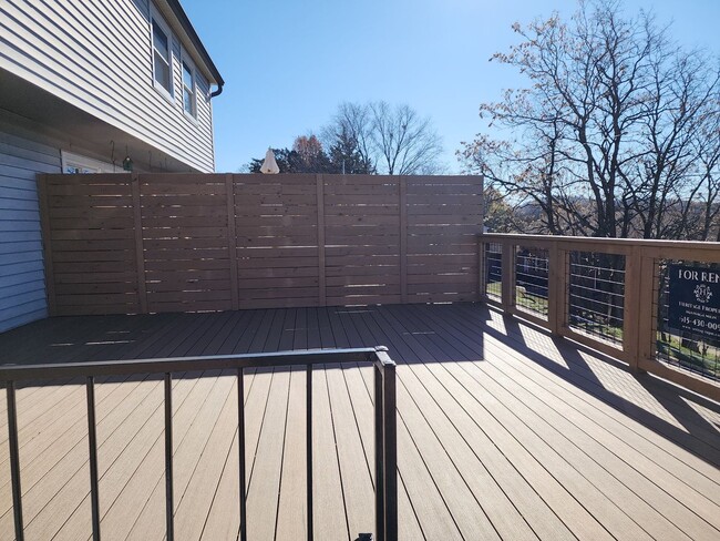 Building Photo - 3 bed, 2.5 bath Townhome, Amazing New Deck...