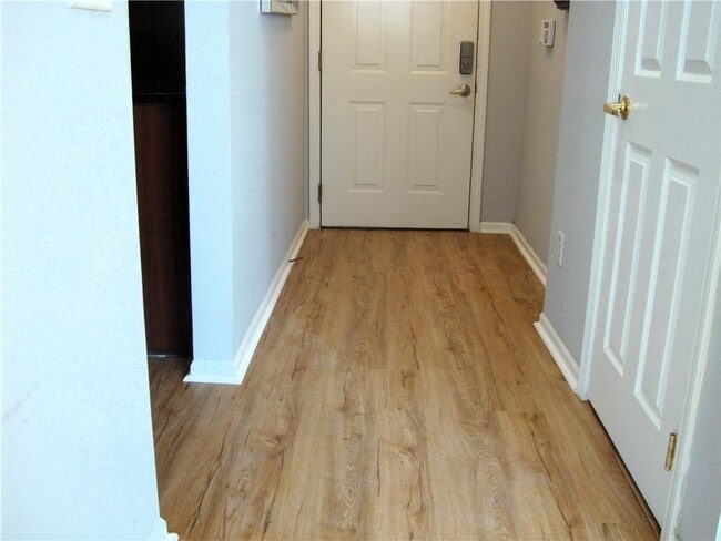 Building Photo - 220 Renaissance Pkwy NE