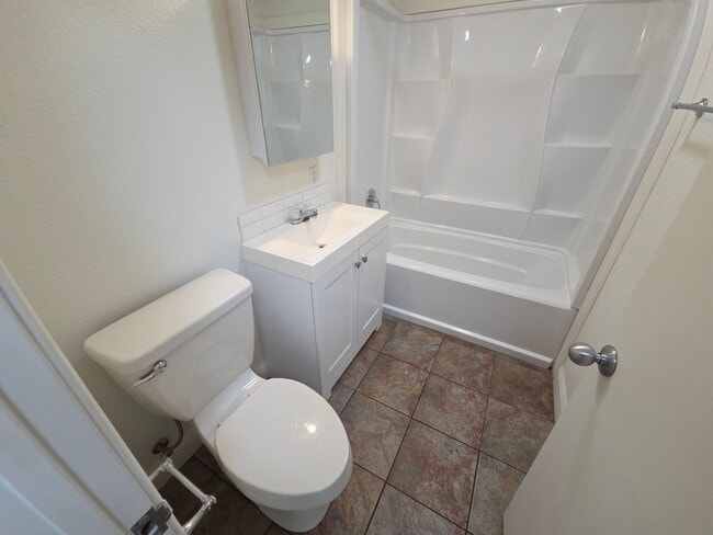 Building Photo - 2 Bedroom Apartment