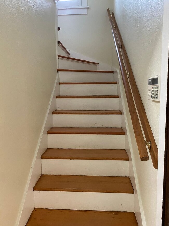 Building Photo - Arbor Lodge Bungalow!