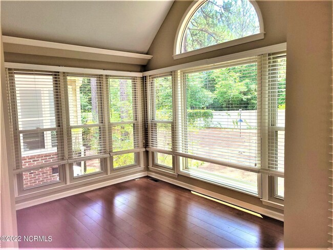 Building Photo - 301 Hampton Dr