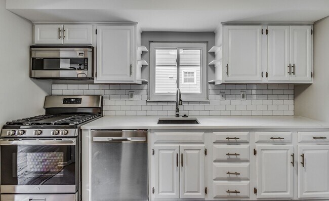 Building Photo - AVAILABLE MID-SEPTEMBER! Gorgeous 3-bedroo...
