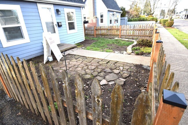 Building Photo - Freshly Remodeled Cozy Cottage Home