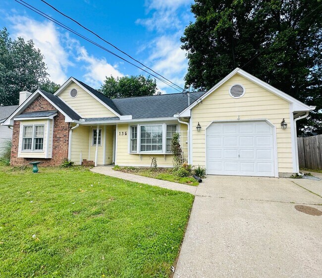 Building Photo - Renovated 3 Bedroom 2 Bath in Hendersonvil...