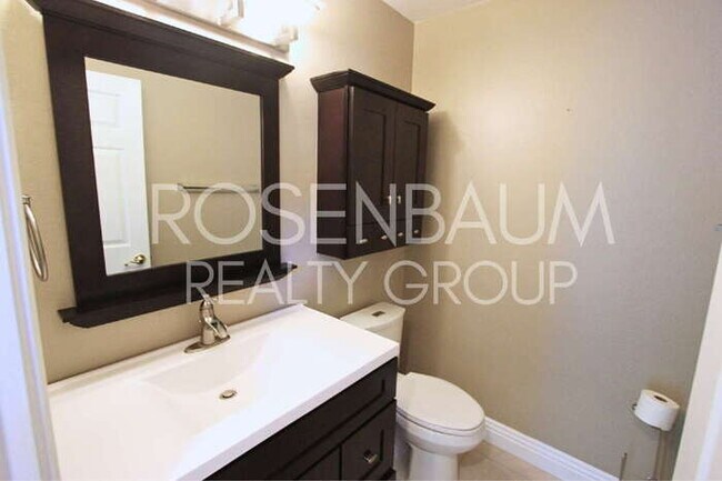 Building Photo - Stunning 4-bedrooms, 3.5 baths home with a...