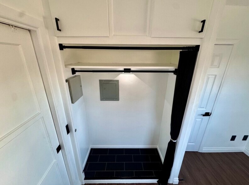 Building Photo - 919 E Grand Ave