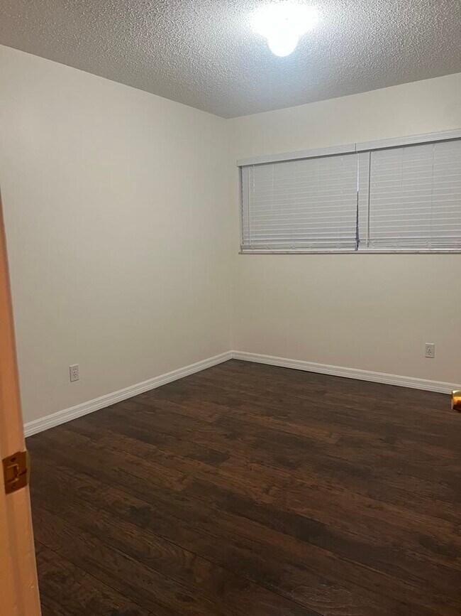 Building Photo - 1084 Longfellow Cir