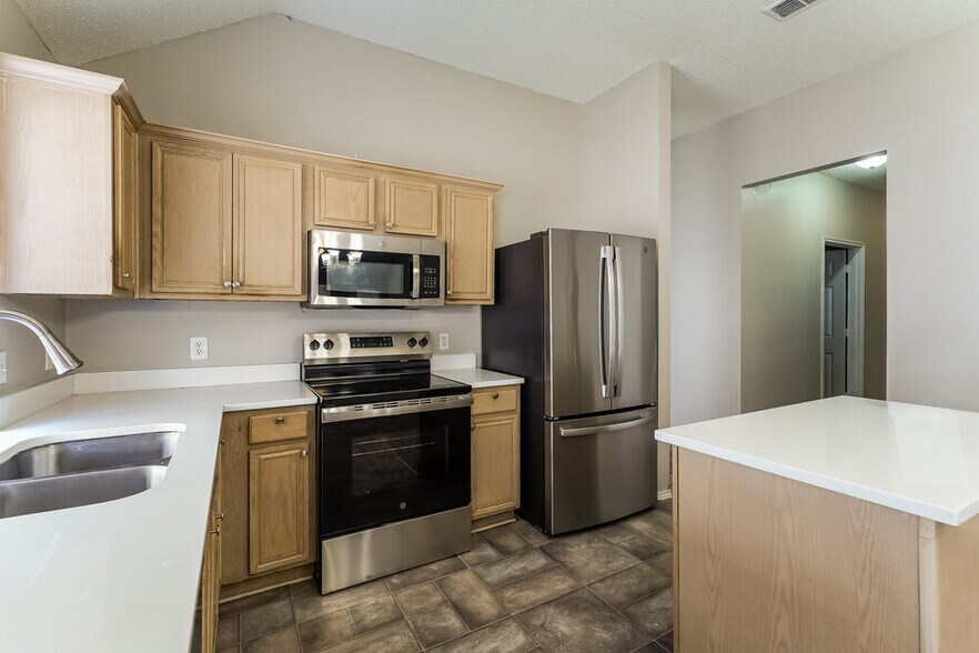 Building Photo - 4612 Parkmount Dr