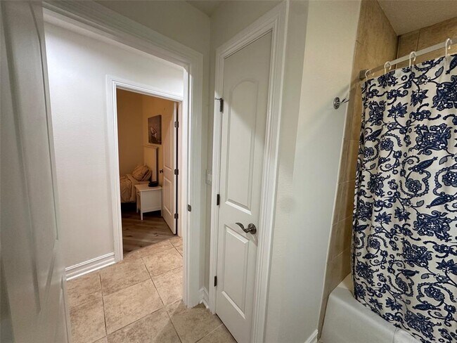 Building Photo - 13941 Clubhouse Dr