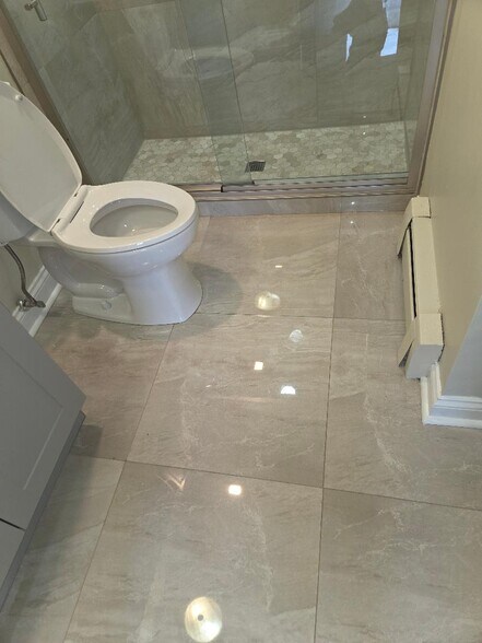 Gorgeous 24" x 24" flooring - 400 Echo Ln