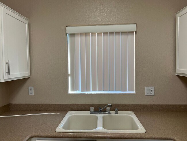 Building Photo - Henderson - 2 bedroom condo