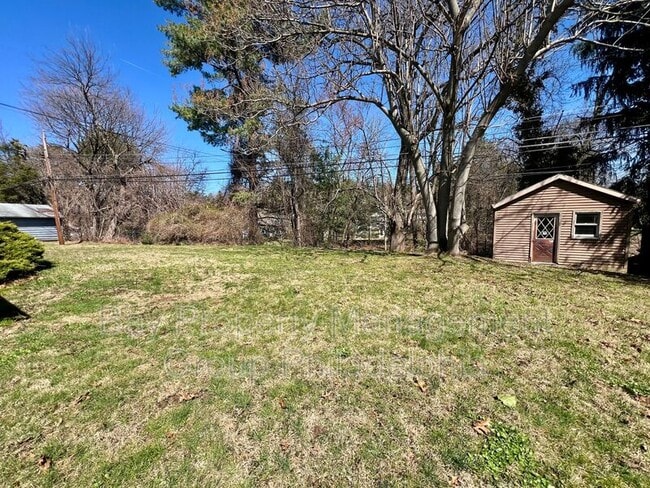 Building Photo - 303 Hedgerow Ln