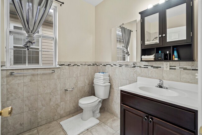 Building Photo - 13 Oak St