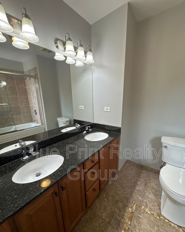 Building Photo - 1540 E 67th Pl