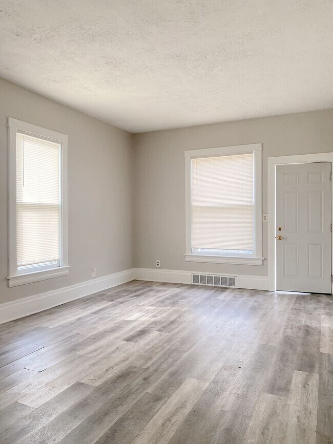 Building Photo - Large 2 bed 1 bath house