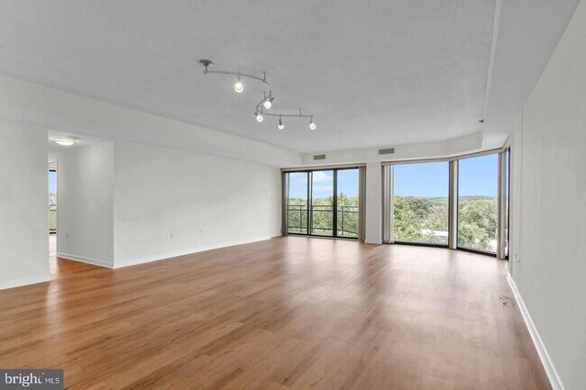 Building Photo - 1530 Key Blvd
