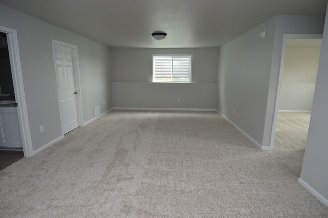 Building Photo - 4 bed 2 bath Townhome for rent!