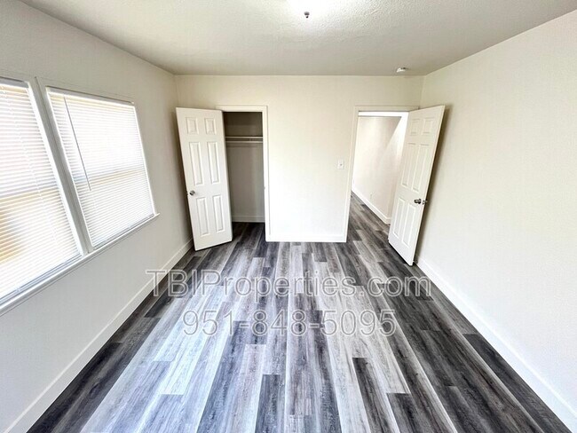 Building Photo - 4667 N Mayfield Ave