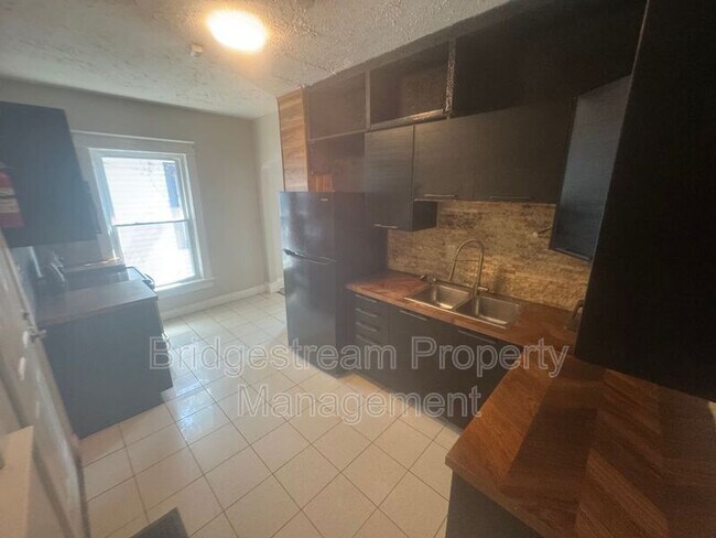 Building Photo - 823 Princeton Dr