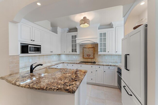 Building Photo - 2905 Fairway Dr N