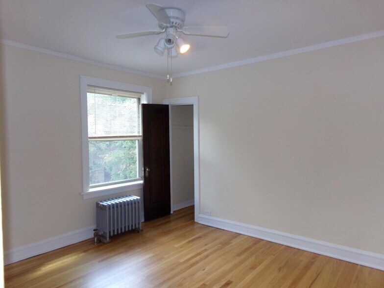 Building Photo - 914 Crain St