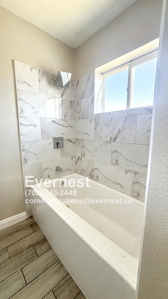 Building Photo - 718 W Wilson Ave